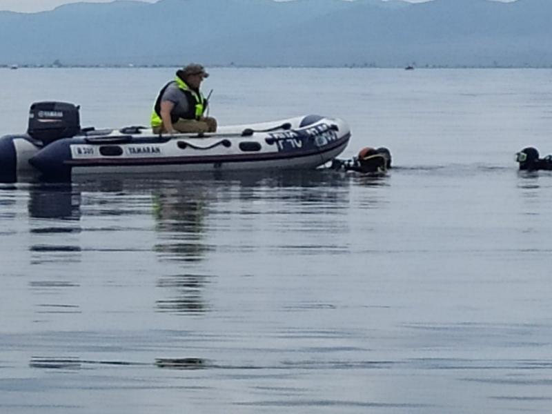 Водолазы подняли тело одного из утонувших на озере Гусиное рыбаков