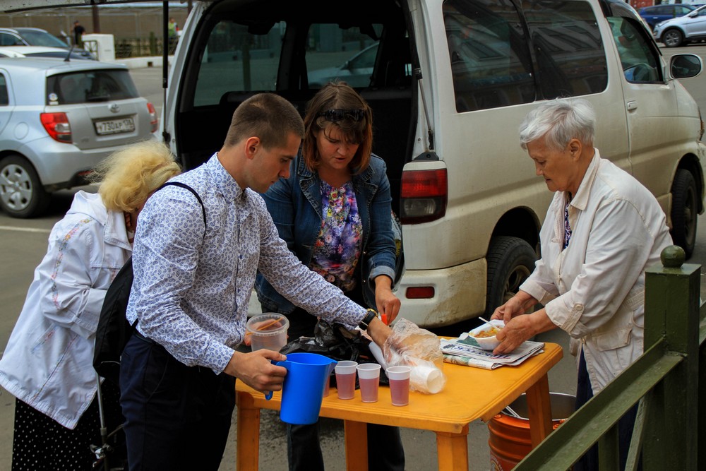 Еда жизни екатеринбург. Пища жизни. Пища жизни Чечня. Пища жизни раздача Чечня. Волонтеры раздают еду.
