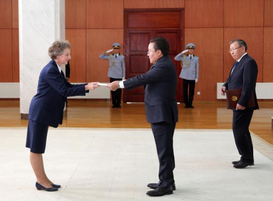 Президент Монголии Цахиагийн Элбэгдорж и Посол США Дженифер Зимдал Галт