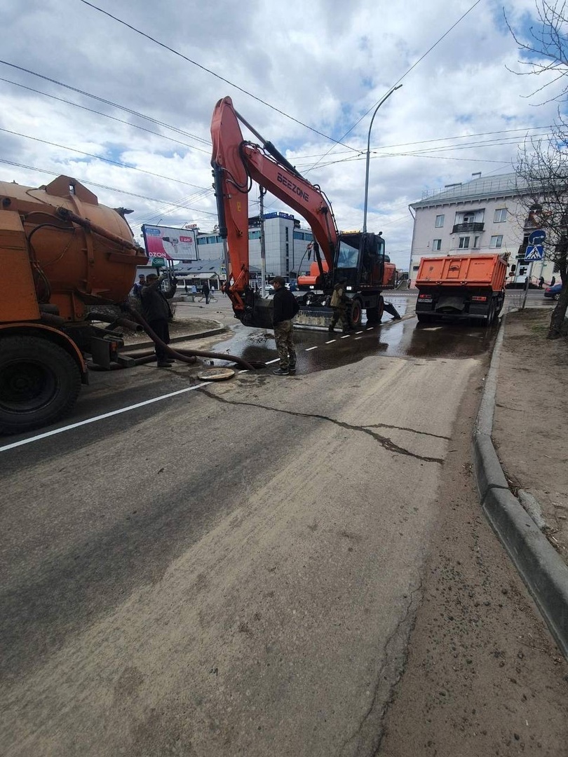 В Улан-Удэ устраняют коммунальную аварию на Коммунистической